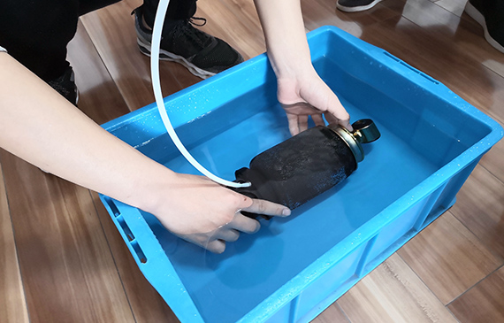 水檢會對產(chǎn)品造成二次損害怎么辦？急需一款無損測漏儀！【超鉅微檢】